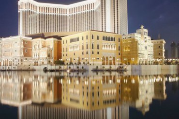 40 étages, 3 000 suites, 51 000 m2 de casino et une salle de spectacles de 15 000 places sont concernés par le projet de rénovation de l'éclairage mené par Rexel South East Asia, qui a permis, en passant aux LED, de réaliser des économies déjà proches d'un million d'euros par an.